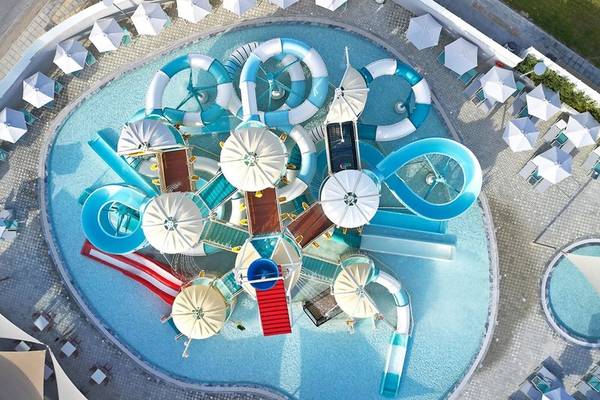 Luftaufnahme des Mare Paphos Wasserparks mit verschiedenen Wasserrutschen und Sitzbereichen.