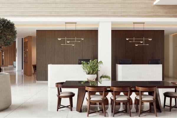 Lobby-Bereich des Mare Paphos Hotels mit Esstisch und Pflanzen.