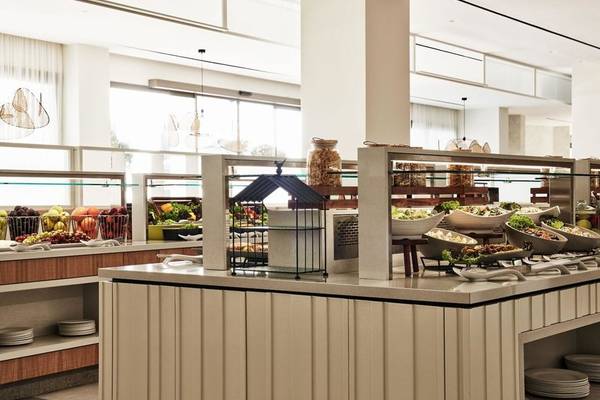 Buffetbereich im Mare Paphos Hotel mit verschiedenen Salaten und Früchten.