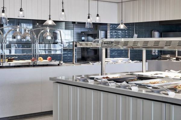 Innenbereich des Speisebereichs im Mare Paphos Hotel mit Buffet-Tischen und Hängelampen.