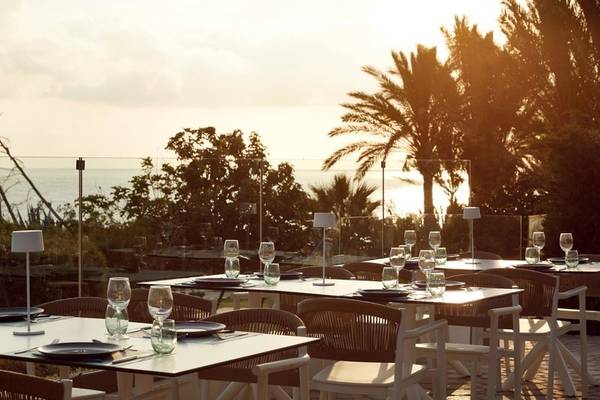 Terrasse des Mare Paphos Hotels mit Blick auf den Ozean bei Sonnenuntergang