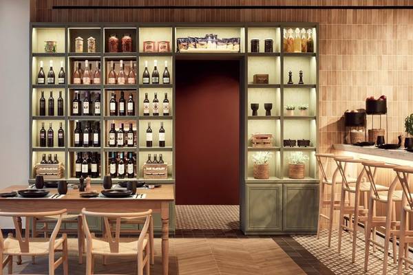 Innenbereich des Mare Paphos Hotels mit Esstisch, Stühlen und einer offenen Weinbar.