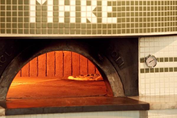 Pizza im Ofen des Mare Paphos Hotels