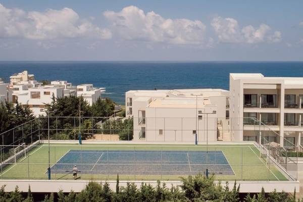 Aussicht auf das Mare Paphos Hotel mit Tennisplatz und Meerblick.