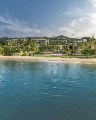 Anantara Koh Yao Yai Resort und Villas Strand mit Blick auf die Gebäude und Palmen