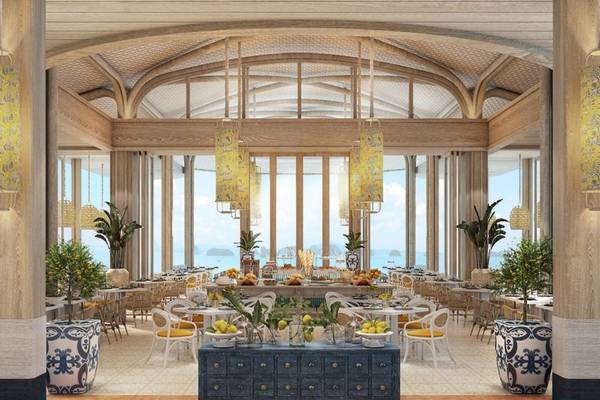 Innenansicht des Frühstücksraums im Anantara Koh Yao Yai Resort und Villas mit hängenden Lampen und Blick auf das Meer.