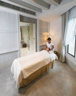 Massagebehandlung im Anantara Koh Yao Yai Resort und Villas.