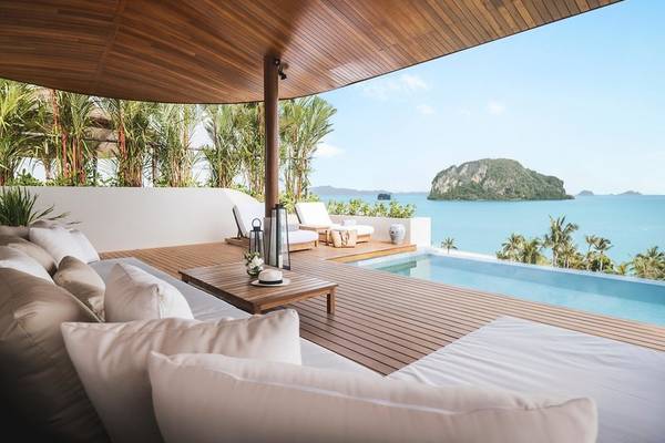 Terrasse des Anantara Koh Yao Yai Resorts und Villas mit Blick auf das Meer