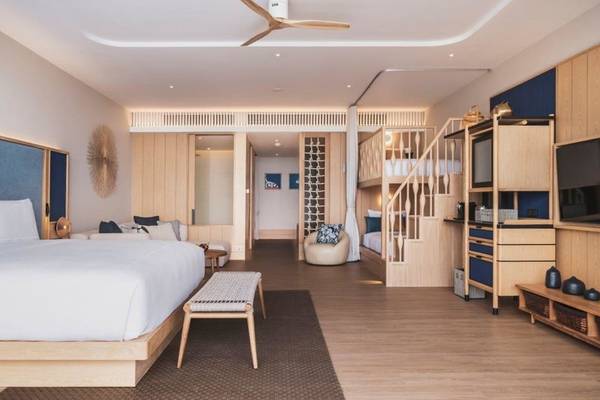 Inneneinrichtung des Anantara Koh Yao Yai Resort und Villas mit einem Schlafzimmer, Wohnzimmer, Essbereich und Treppe.