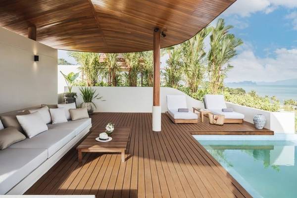 Terrasse des Anantara Koh Yao Yai Resorts mit Pool und Aussicht auf das Meer.