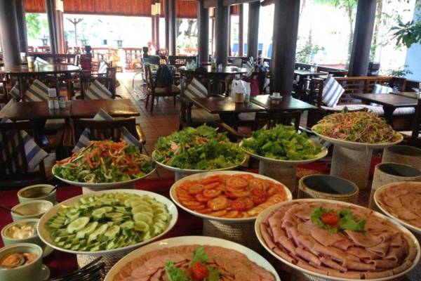 Buffet im Hotel Novela Muine Resort & Spa mit verschiedenen Salaten, Gemüse und Fleischplatten.
