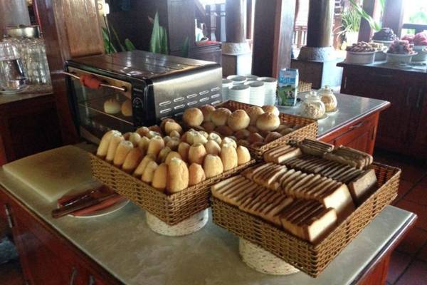 Frühstücksbuffet im Novela Muine Resort mit Brötchen, Toast und Brot