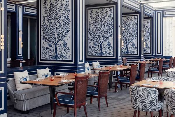 Interieur des Restaurants im St. Regis Al Mouj Muscat Resort mit blauen und weißen Wänden.