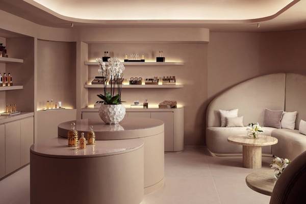Das Interieur des St. Regis Al Mouj Muscat Resort mit Möbeln und Pflanzen.