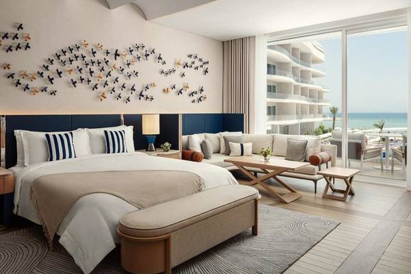 Luxuriöses Hotelzimmer im St. Regis Al Mouj Muscat Resort mit Blick auf das Meer.