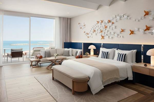Innenansicht der Suite im St. Regis Al Mouj Muscat Resort mit Blick auf das Meer.