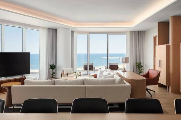Wohnbereich im St. Regis Al Mouj Muscat Resort mit Blick auf das Meer.