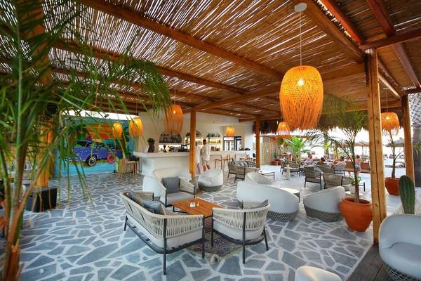 Loungebereich im Oricon Coast Luxury Resort mit Holzdach und weißen Möbeln.