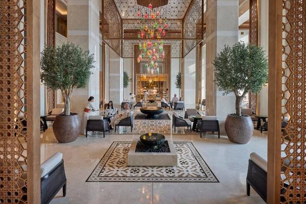 Lobby des Mandarin Oriental Hotels in Muscat mit modernen Möbeln und hängender Dekoration.