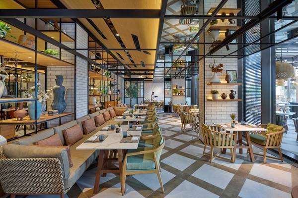 Innenansicht des Restaurants im Mandarin Oriental, Muscat mit modernen Möbeln und geometrischen Bodenfliesen.