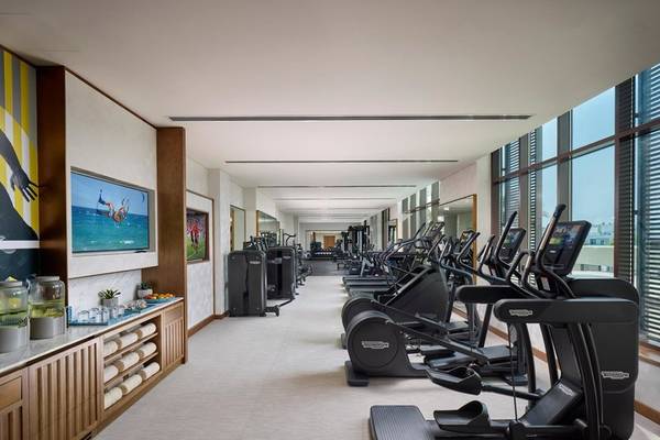 Fitnesscenter-Innenbereich im Mandarin Oriental, Muscat mit Laufbändern und Fitnessgeräten.