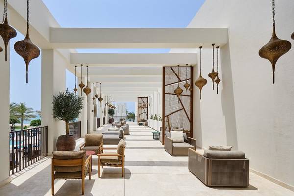 Loungebereich des Mandarin Oriental, Muscat mit Möbeln und Hängelampen.
