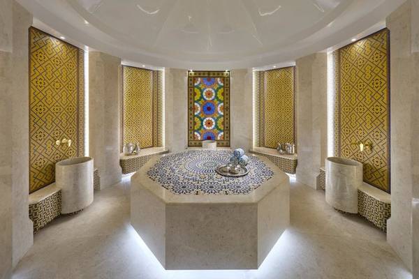 Innenansicht des Spas im Mandarin Oriental, Muscat mit Marmorboden und farbigen Wandverkleidungen.