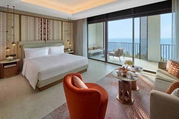 Suite im Mandarin Oriental, Muscat, mit Blick auf das Meer und eine Terrasse.