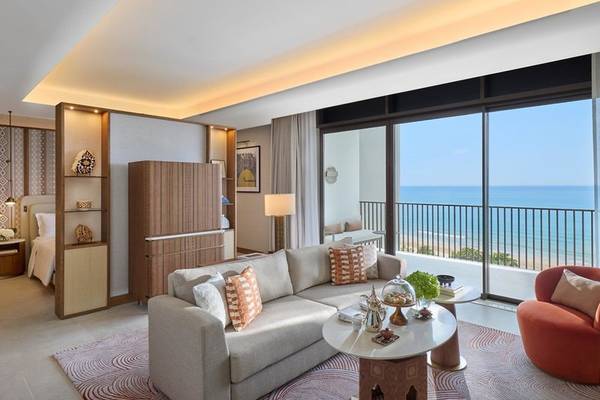 Innenansicht einer Suite im Mandarin Oriental, Muscat, mit Blick auf das Meer.