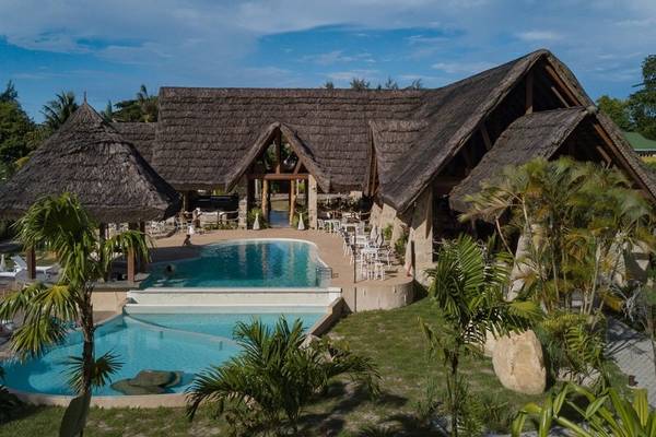 Luftaufnahme des Les Lauriers Eco Hotel mit Pool und Sonnenschirmen