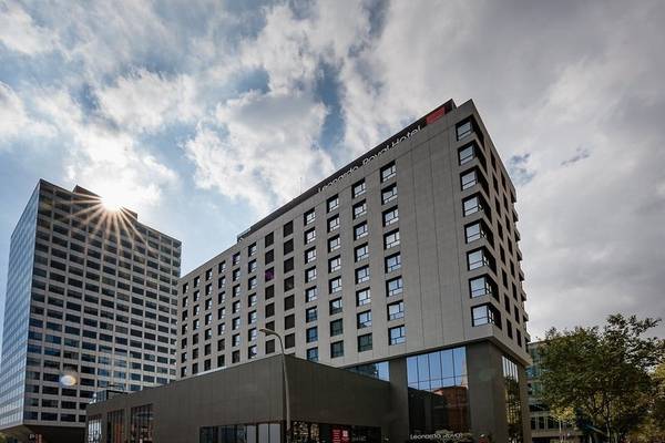 Außenansicht des Leonardo Royal Hotel Barcelona Fira bei sonnigem Wetter