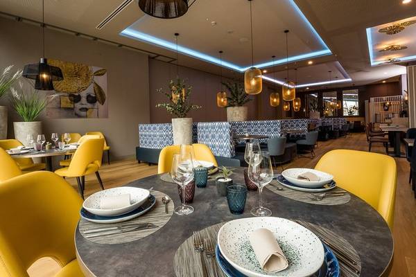 Leonardo Royal Hotel Barcelona Fira Innenbereich mit Tisch, Stühlen und Dekor