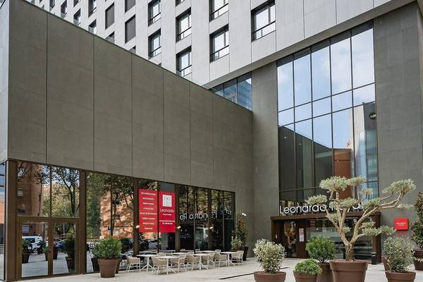 Außenansicht des Leonardo Royal Hotel Barcelona Fira mit modernem Design und gepflegten Gärten.