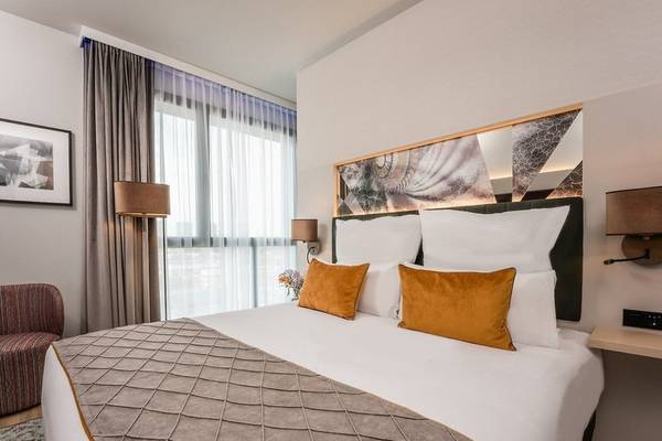 Schlafzimmer im Leonardo Royal Hotel Barcelona Fira mit Doppelbett, Fenster und Dekor