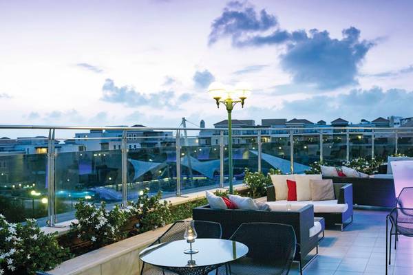 Dachterrasse des Atlantica Caldera Palace Hotels mit Blick auf die Stadt bei Nacht