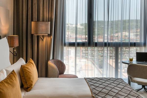 Doppelzimmer im Leonardo Royal Hotel Barcelona Fira mit Blick auf die Stadt.