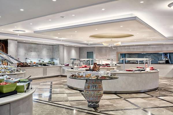 Buffetbereich im Atlantica Caldera Palace Hotel mit verschiedenen Speisen auf einer runden Theke.