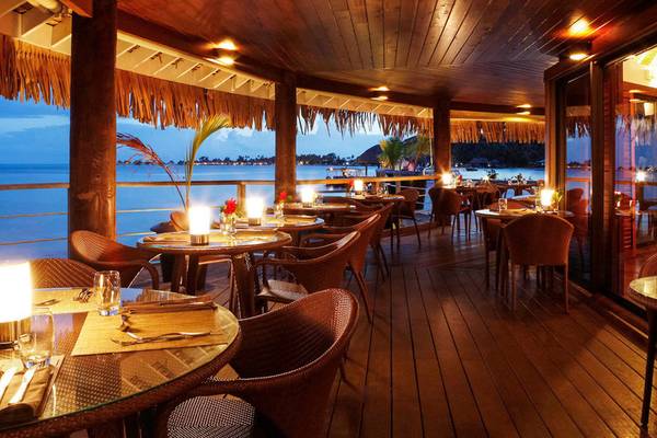 Außenterrasse des Restaurants Le Bora Bora by Pearl Resorts mit Blick auf den Ozean.