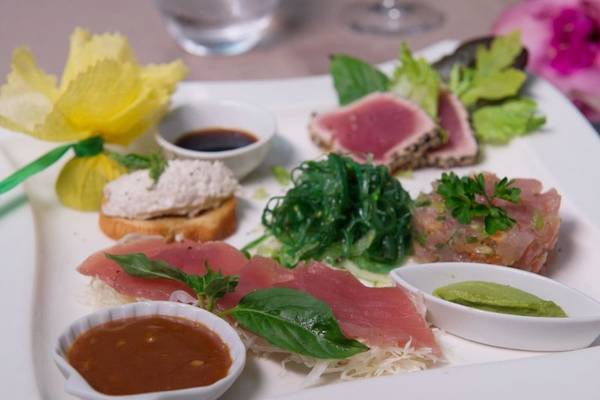 Fischplatte von Le Bora Bora by Pearl Resorts mit verschiedenen Fischsorten und Beilagen.
