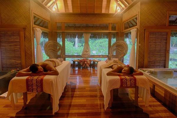 Massageraum im Le Bora Bora by Pearl Resorts mit zwei Massageliegen und einem Jacuzzi