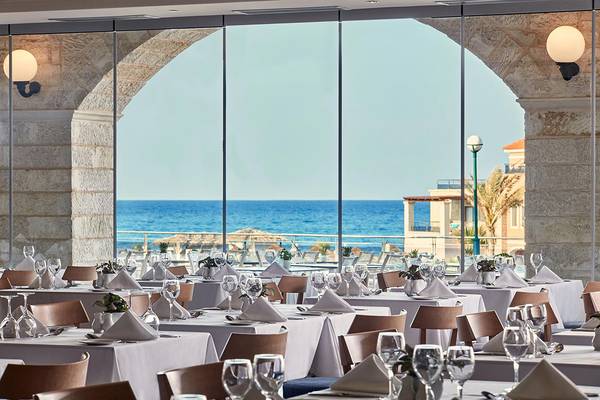 Blick vom Restaurant des Atlantica Caldera Palace Hotels auf das Meer.