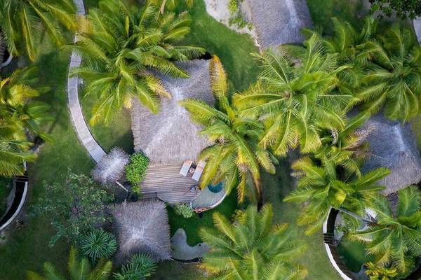 Luftaufnahme des Le Bora Bora by Pearl Resorts mit Hütten und Palmen