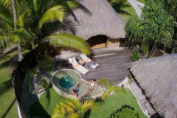 Luftaufnahme des Le Bora Bora by Pearl Resorts mit Gästebereich und Swimmingpool.