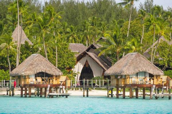 Le Bora Bora by Pearl Resorts Strandbungalows vor tropischer Landschaft