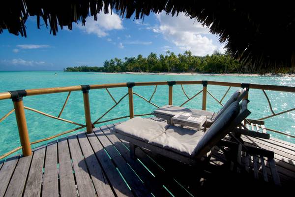 Aussicht von der Terrasse des Le Bora Bora by Pearl Resorts auf das Meer und eine Insel