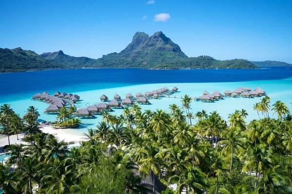 Le Bora Bora by Pearl Resorts: Luftaufnahme des Resorts mit Wasserbungalows und türkisfarbenem Wasser