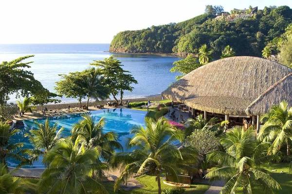 Luftaufnahme des Le Tahiti by Pearl Resorts mit Pool und tropischen Palmen am Strand