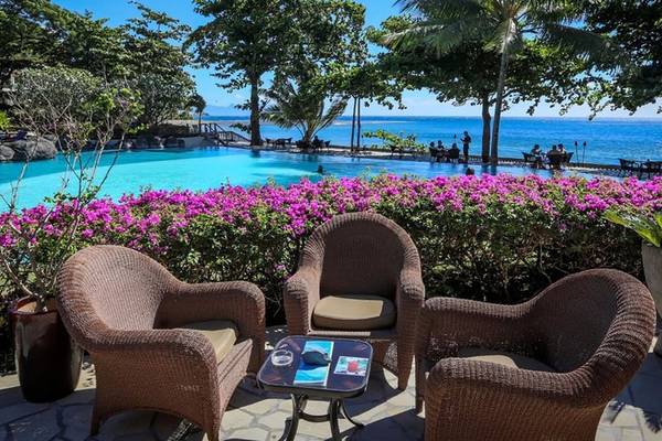 Außensitzecke am Pool des Le Tahiti by Pearl Resorts mit Blick auf den Ozean.