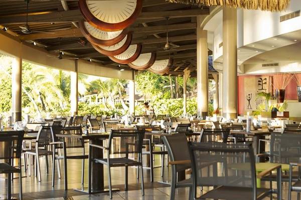 Innenbereich des Restaurants Le Tahiti by Pearl Resorts mit vielen Tischen und Stühlen.
