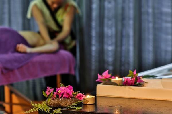 Massage Behandlung im Le Tahiti Hotel mit Kerzen und Blumen auf dem Tisch.